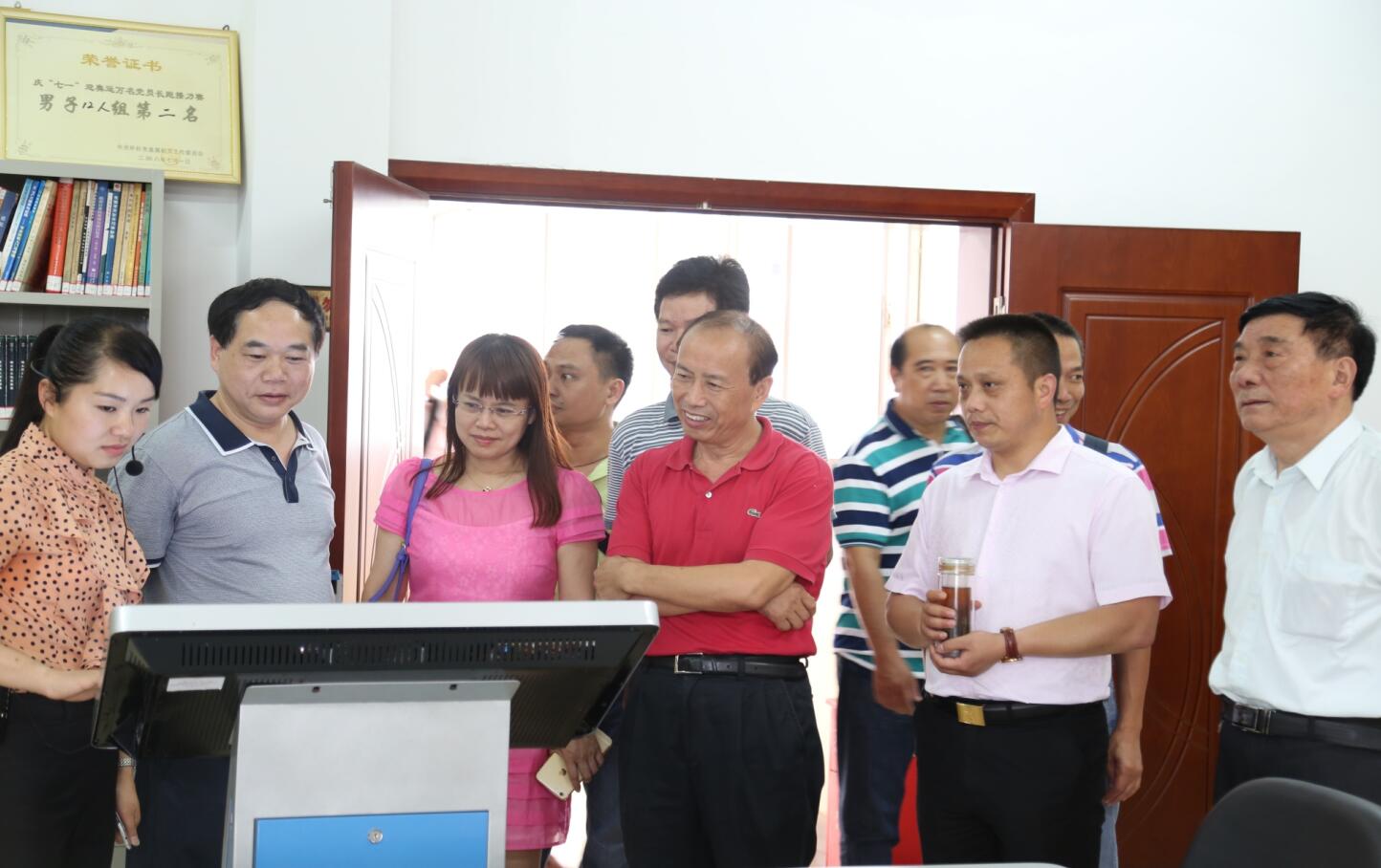 2015年5月，海口市委統(tǒng)戰(zhàn)部副部長、工商聯(lián)黨組書記李小平一行調(diào)研兼職副主席李建煒單位的黨建工作.jpg